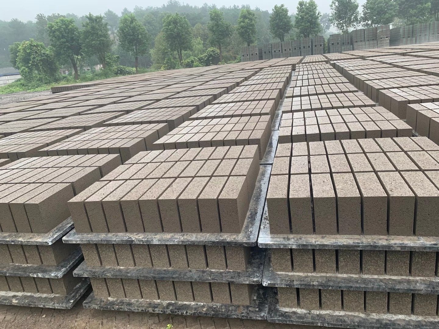 Concrete blocks plant installation using Meysher pallets